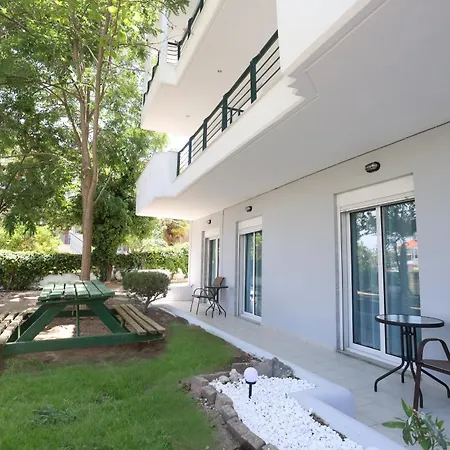 Amadeo アパート ハニオティス